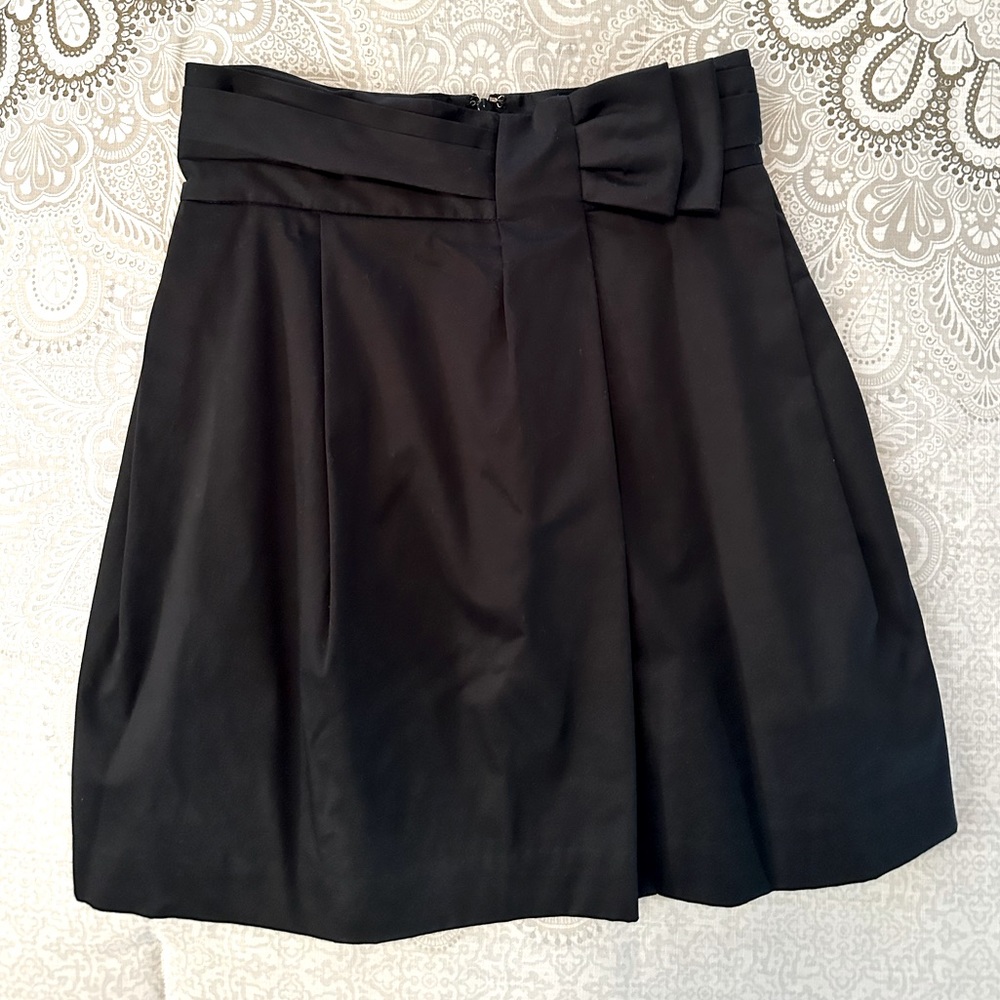 BCBGMaxAzria. black mini skirt. Size 4.